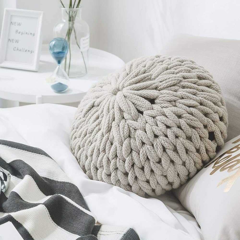 Chunky knit round pillow pattern