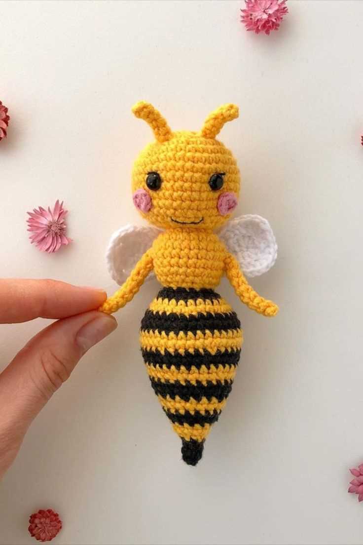 Knitted bee pattern