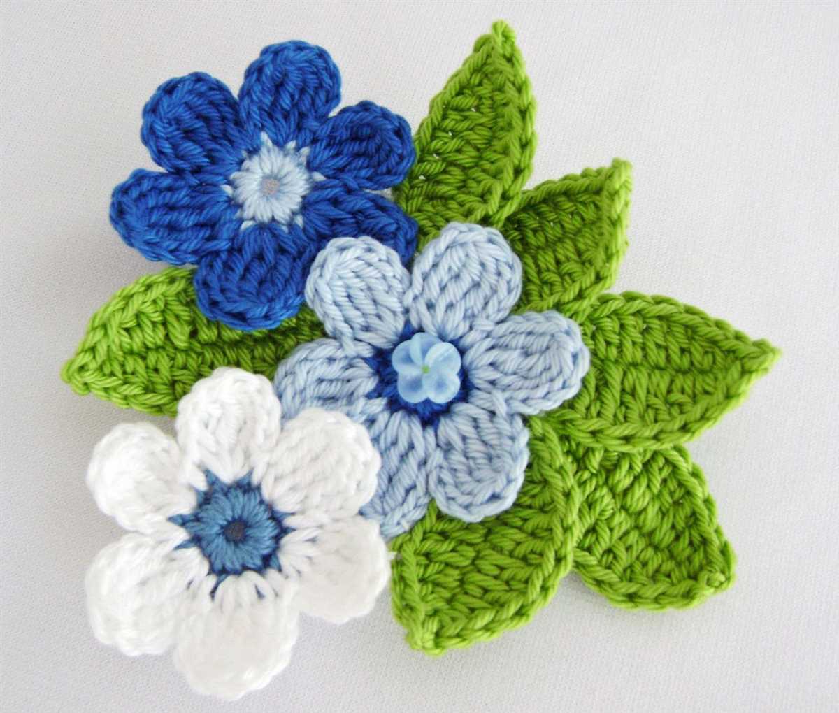 Knitted flower brooch pattern