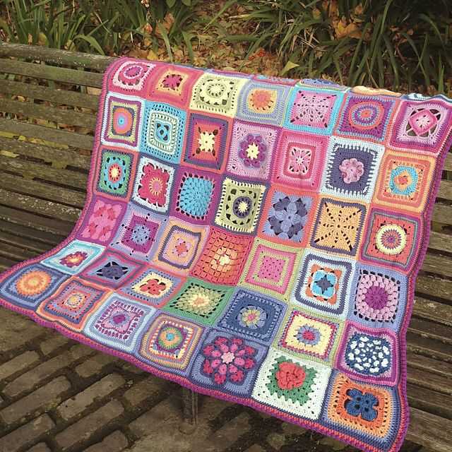 Knitted granny square blanket pattern