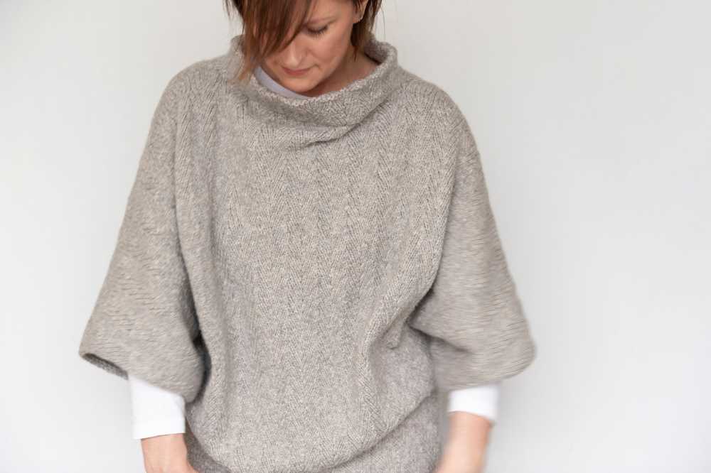 Knitting pattern for a poncho with sleeves