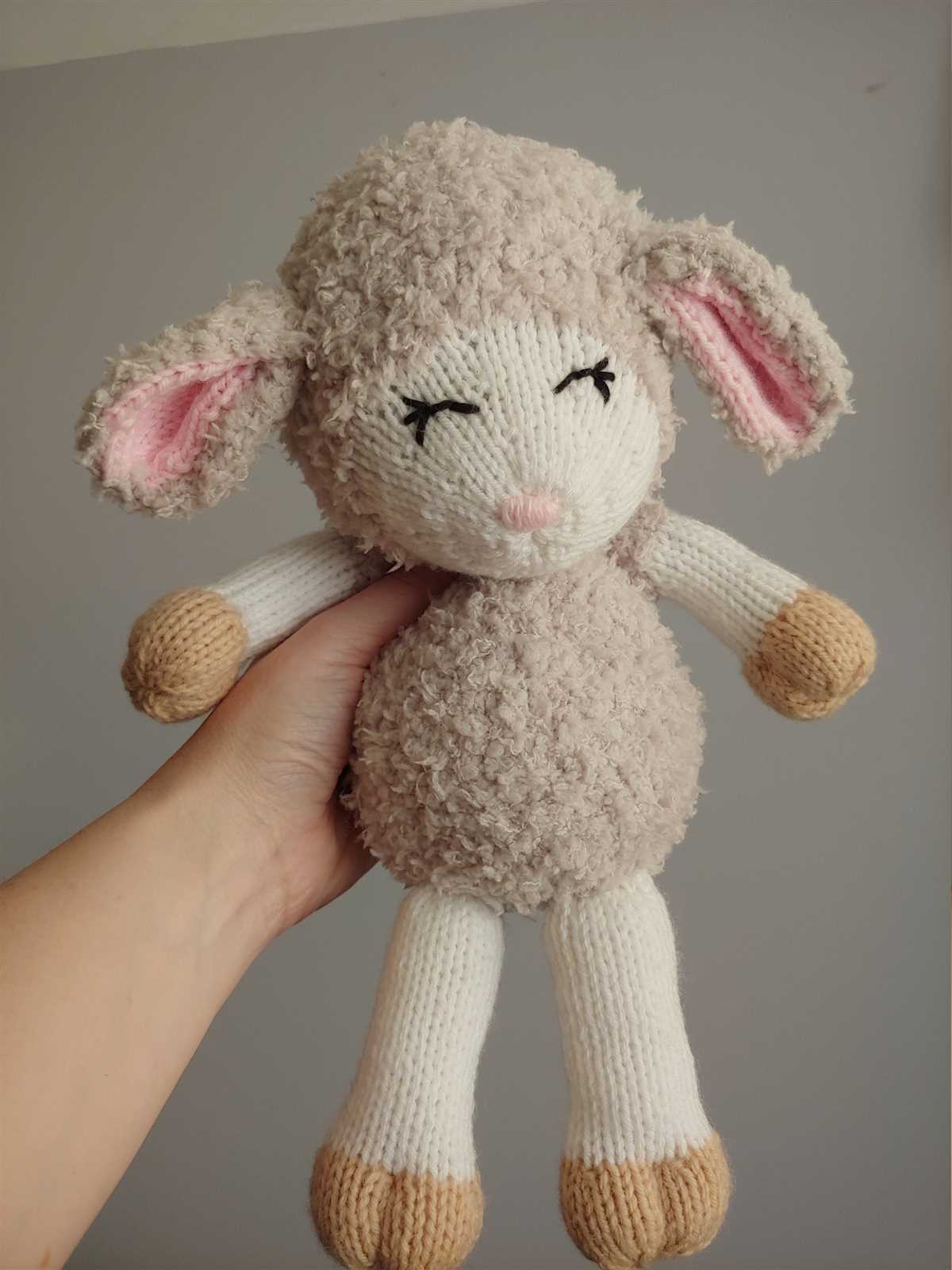 Easy knitted sheep pattern