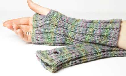 Free knitting pattern for wrist warmers uk