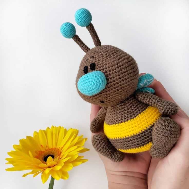 Knitted bee pattern