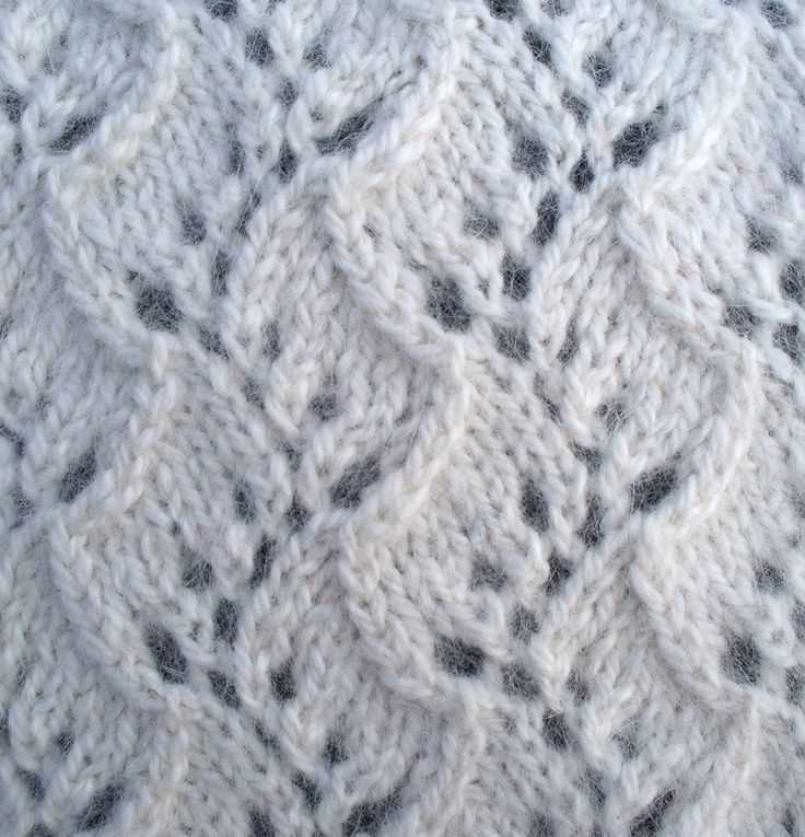 Traveling vine knitting pattern