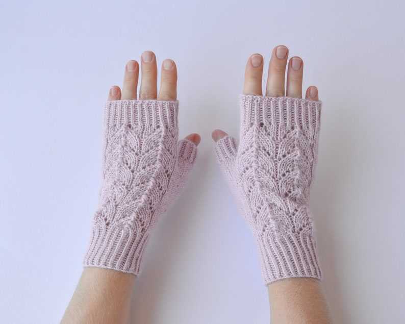 Alpaca fingerless gloves knitting pattern