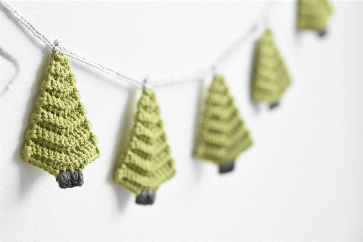 Christmas tree garland knitting pattern