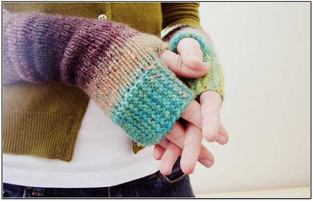 Knitting pattern for fingerless gloves with thumb