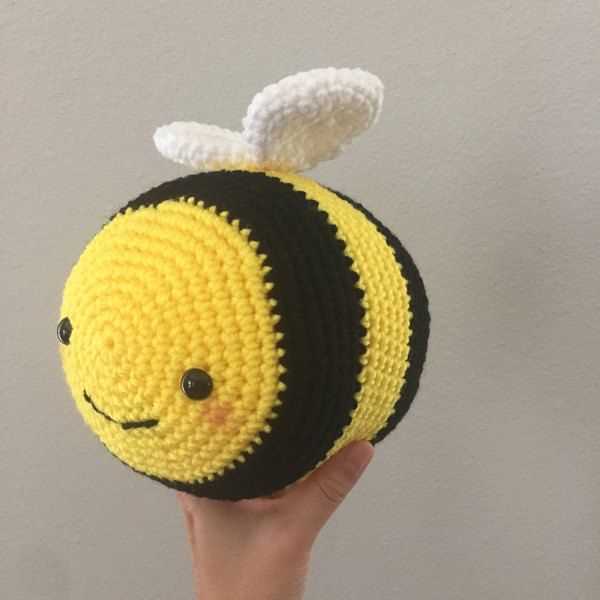 Knitted bee pattern