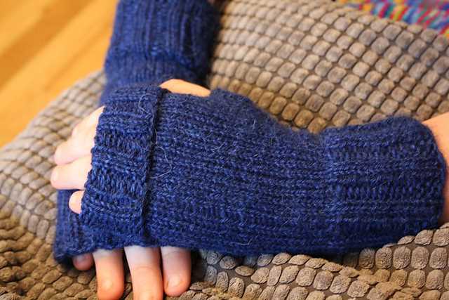 Free knit wrist warmer pattern