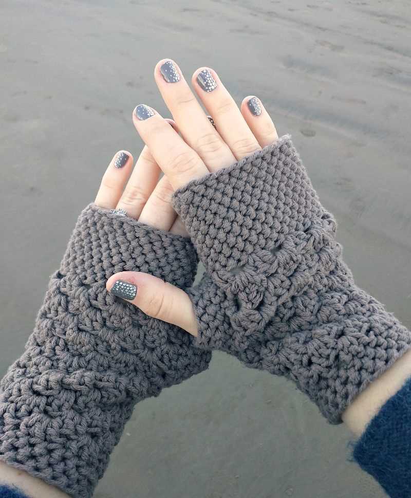 Free knitting pattern for fingerless gloves with thumb