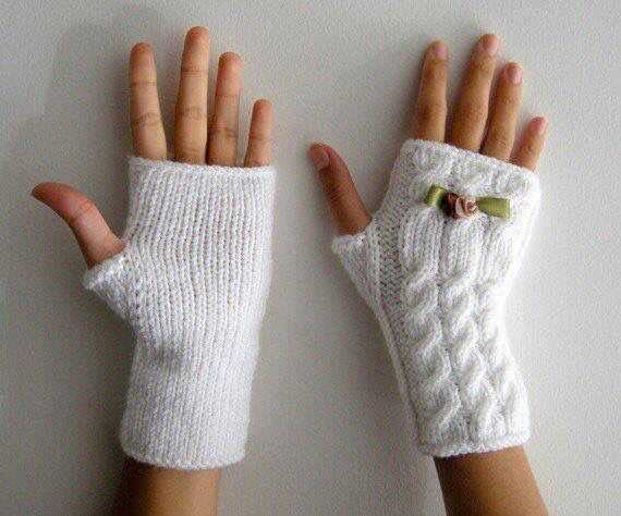 Free knitting pattern for fingerless gloves with thumb