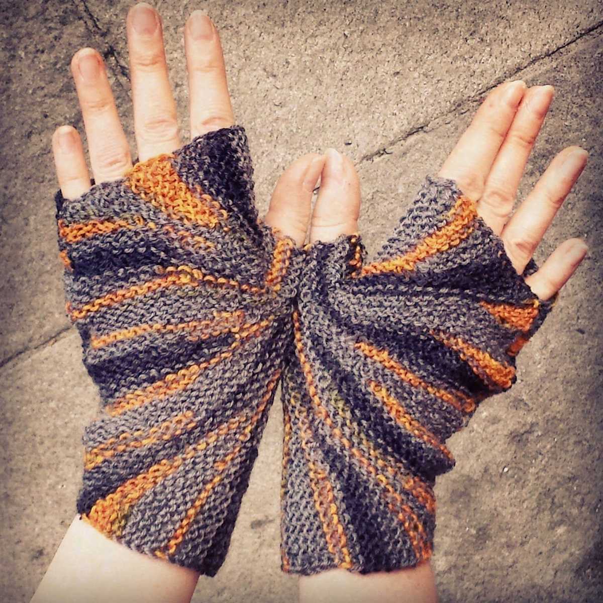 Free knitting pattern for fingerless gloves with thumb