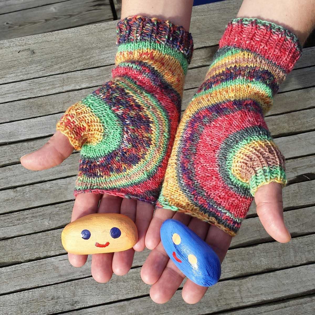 Free knitting pattern for fingerless gloves with thumb