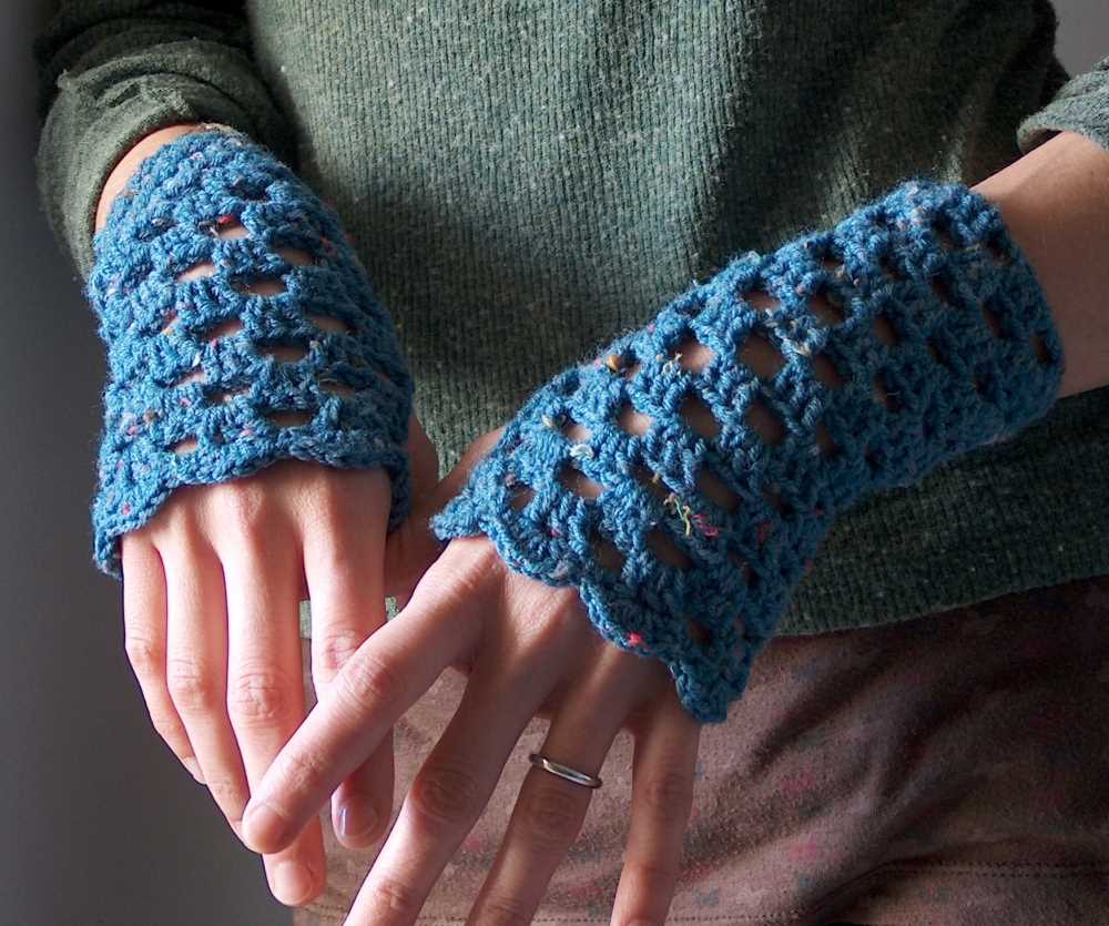 Free knitting pattern for wrist warmers uk