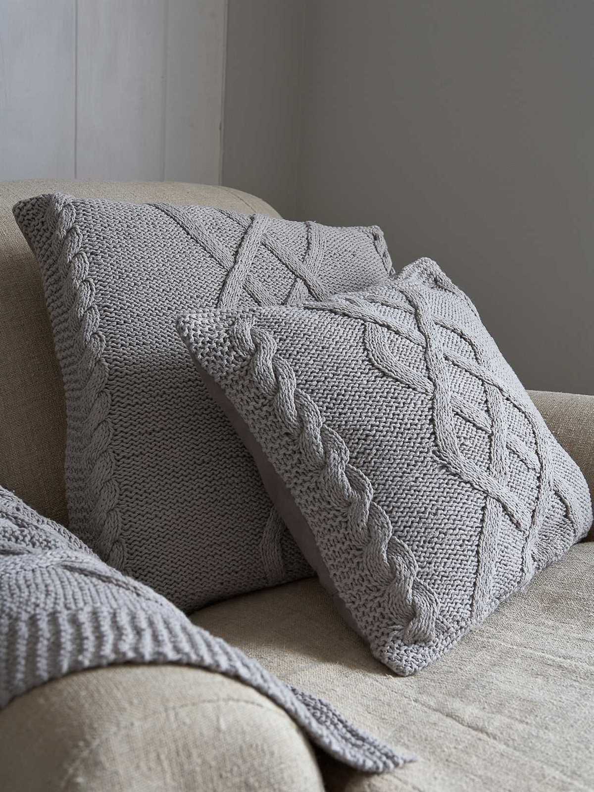 Free knitting patterns for cushions in cable knit