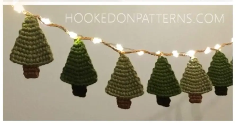 Knitted christmas tree garland pattern