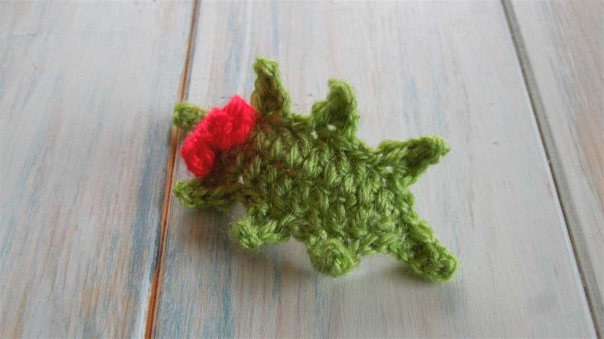 Knitting pattern for holly leaves and berries