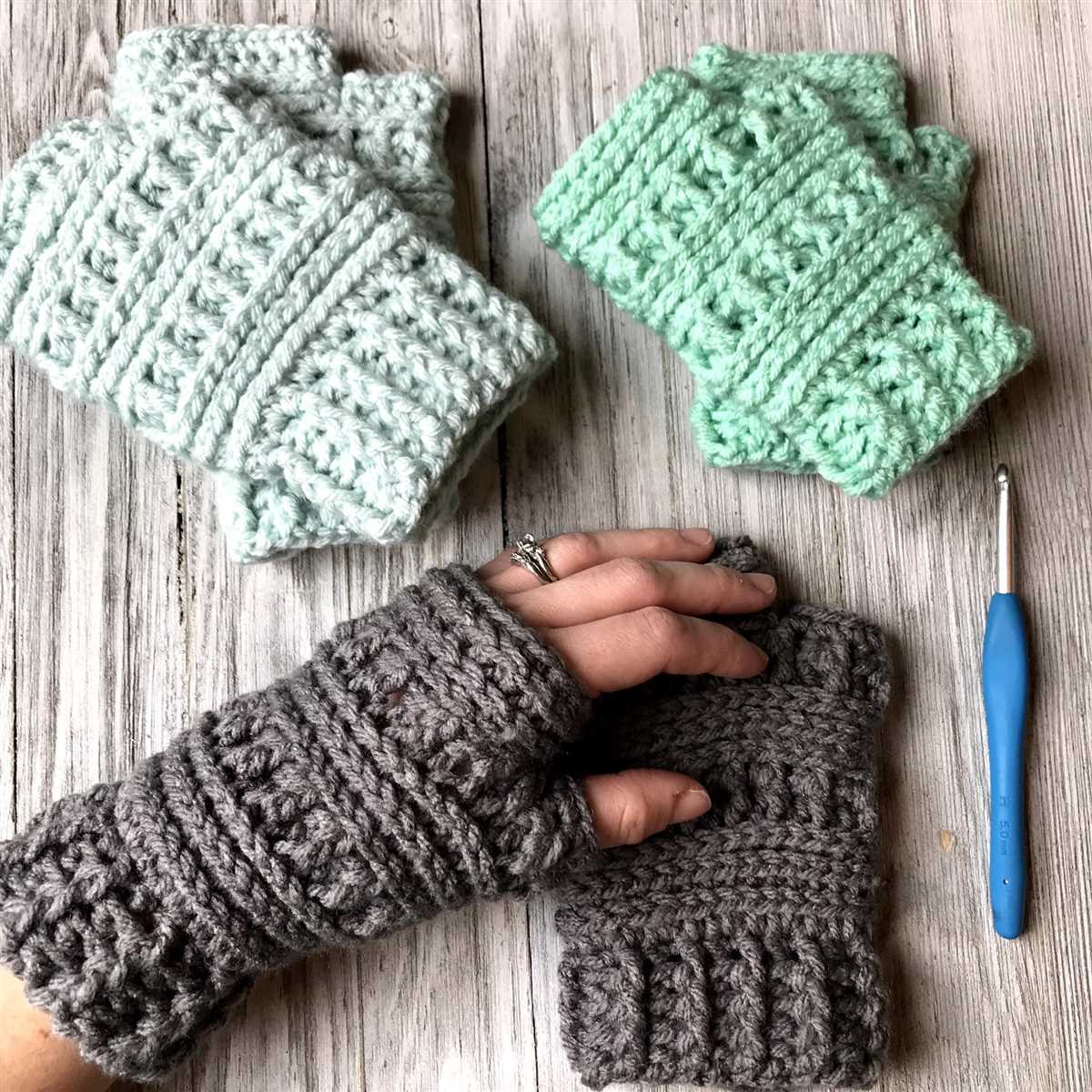 Free knitting pattern for fingerless gloves with thumb