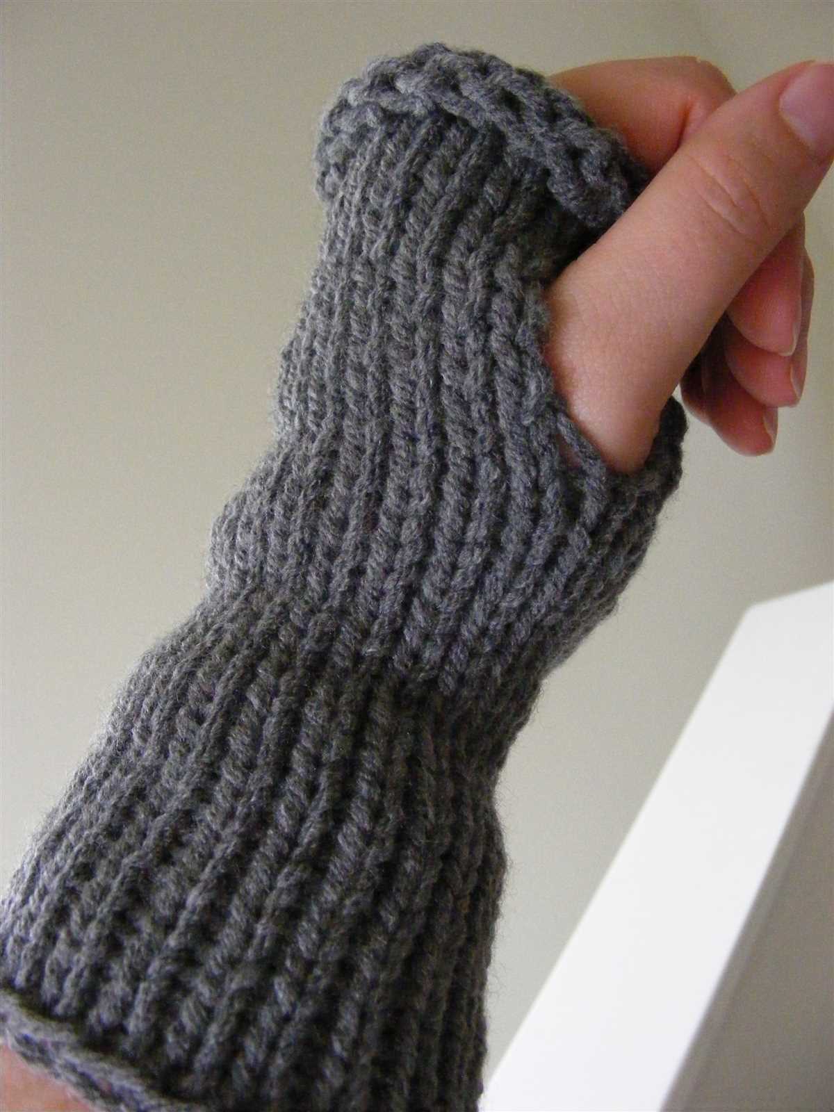 Free knit wrist warmer pattern