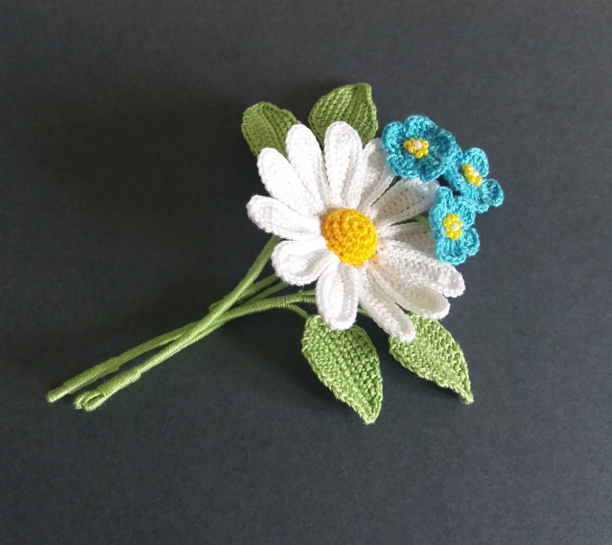 Knitted flower brooch pattern