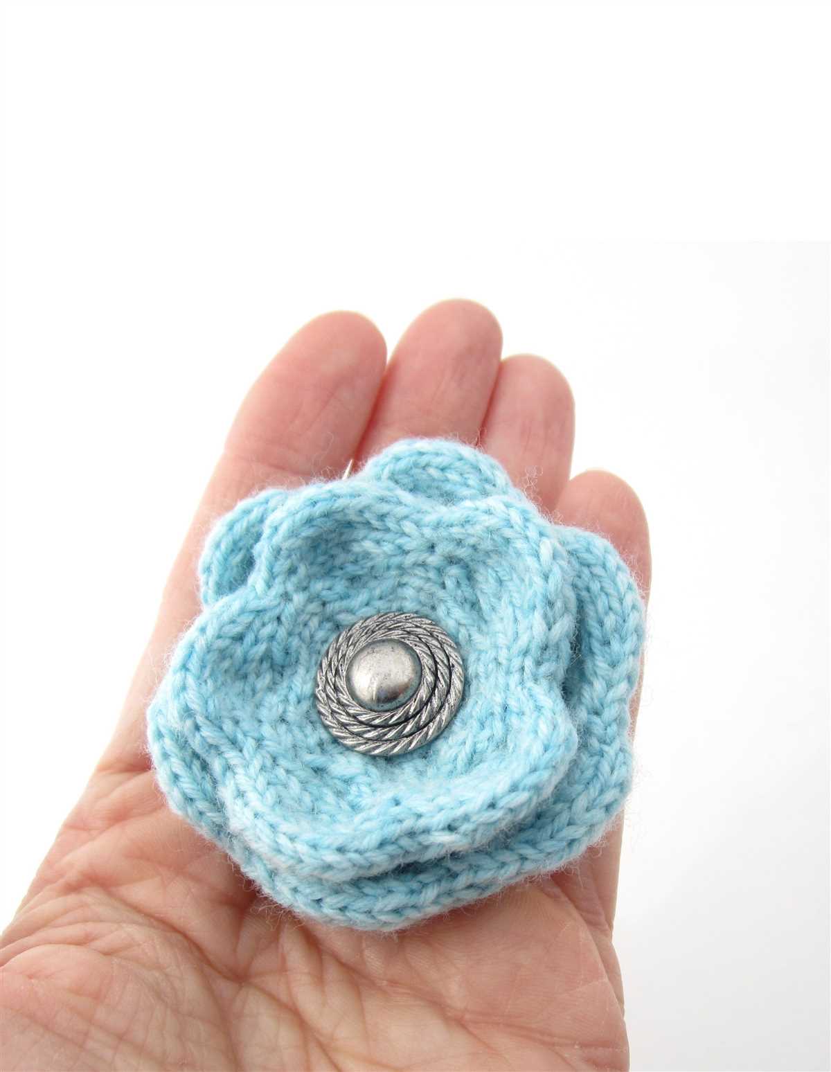 Knitted flower brooch pattern