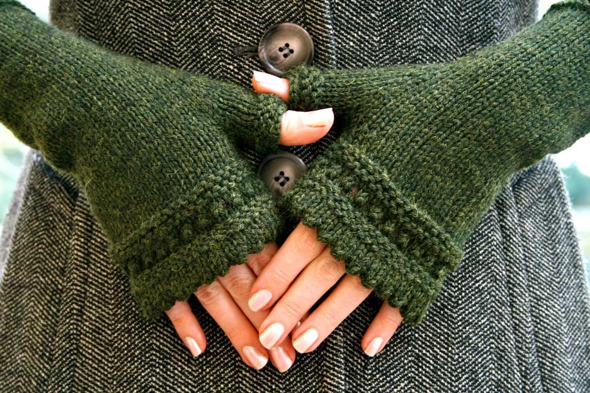 Knitting pattern for fingerless gloves with thumb