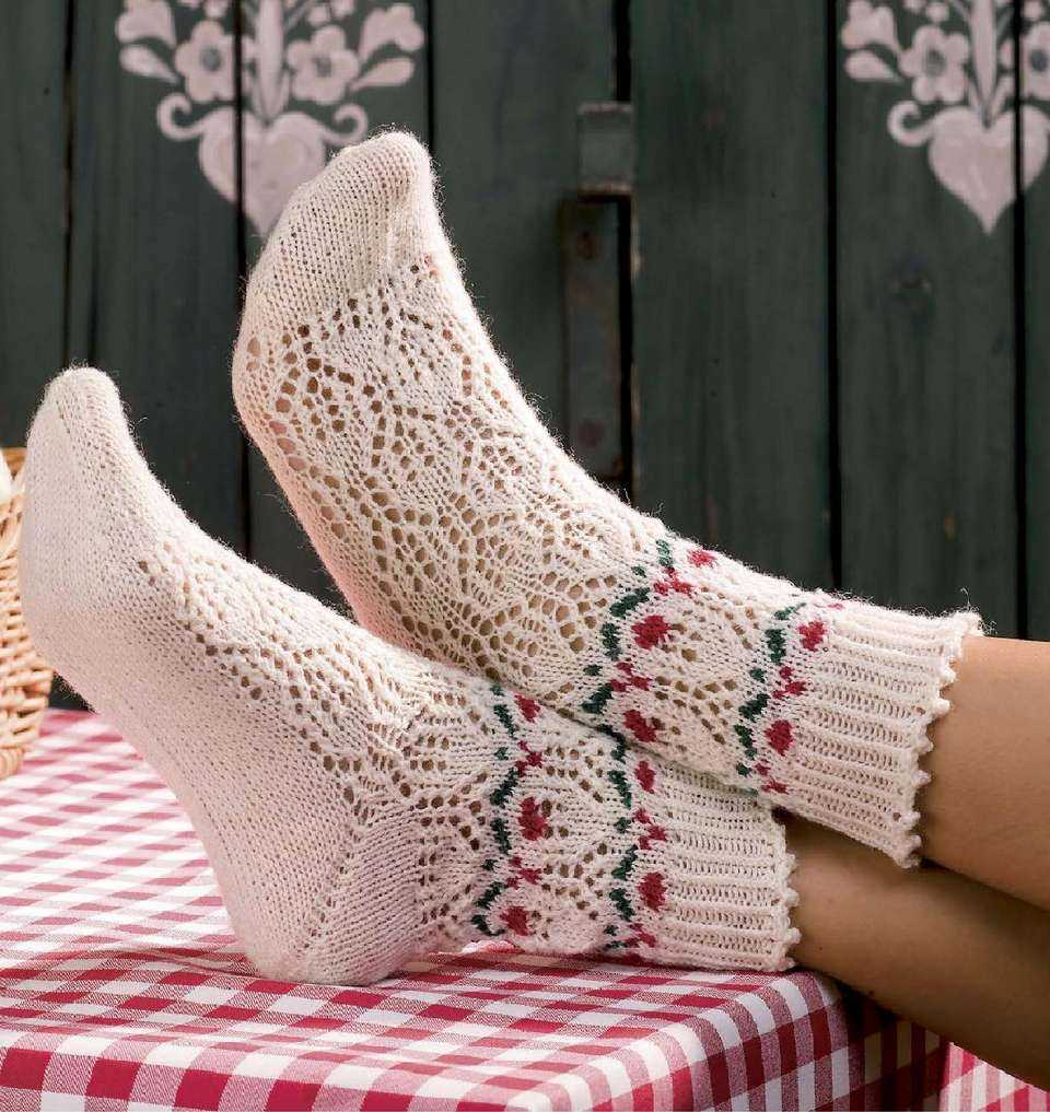 Lace socks knitting pattern