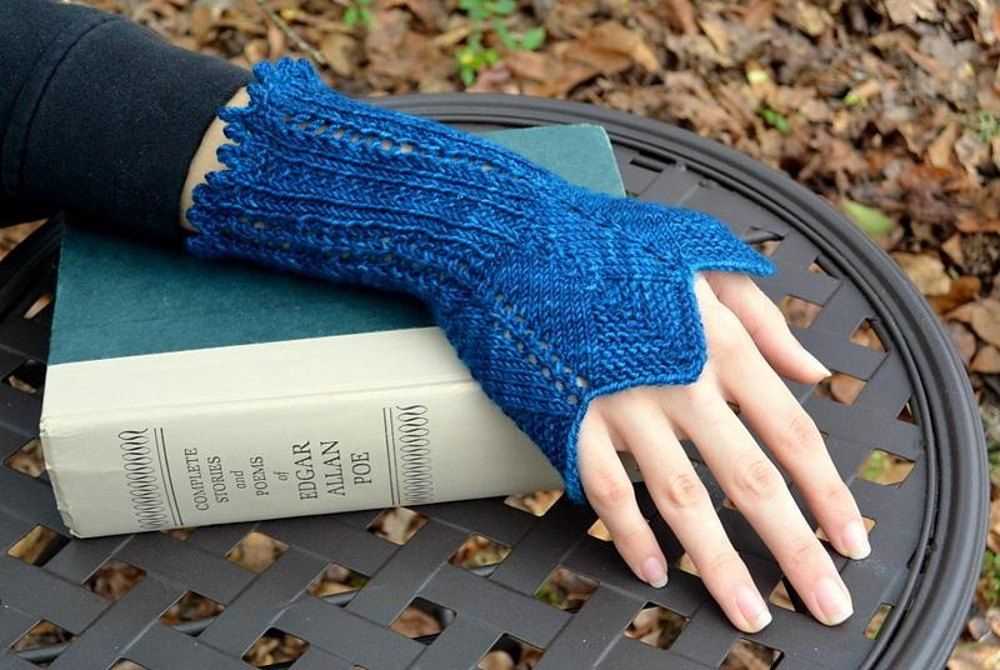 Gauntlet pattern knit