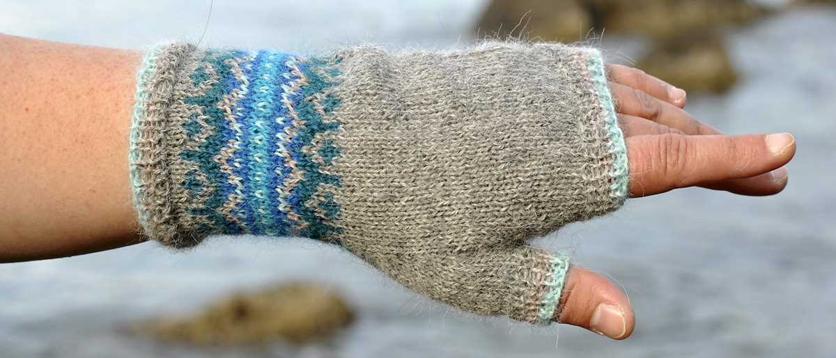 Alpaca fingerless gloves knitting pattern