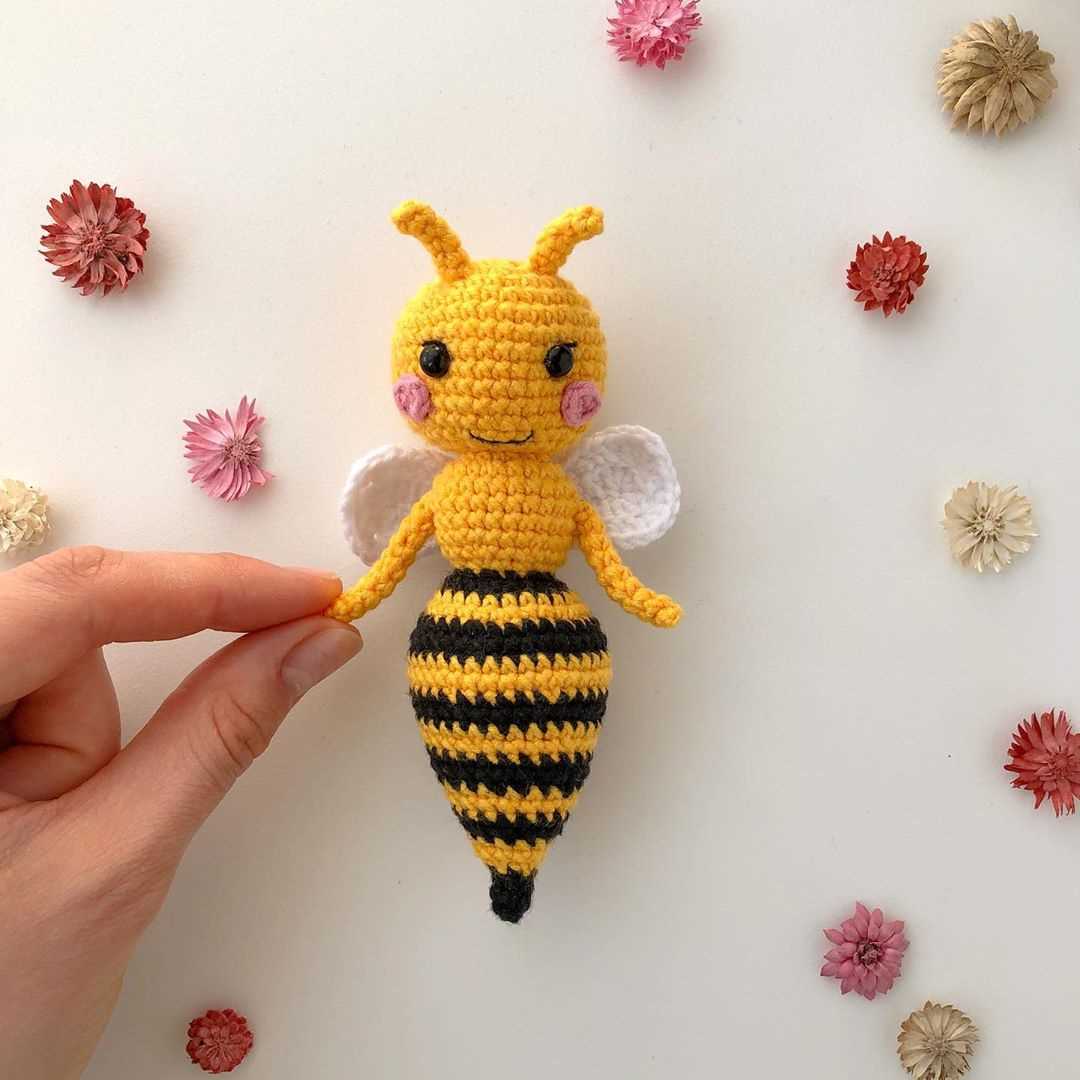 Knitted bee plush pattern