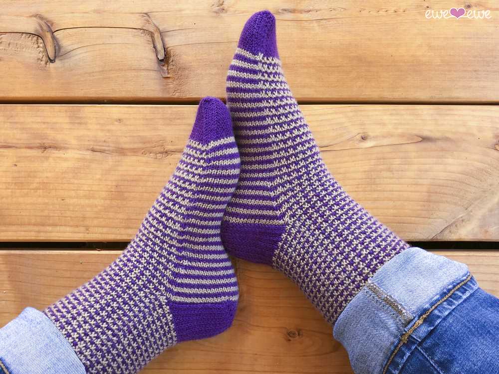 Ladies thumb socks knitting pattern