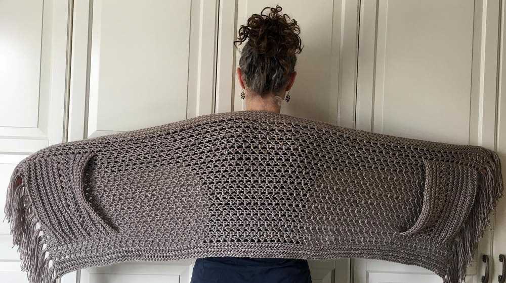 Knitted shawl with pockets pattern