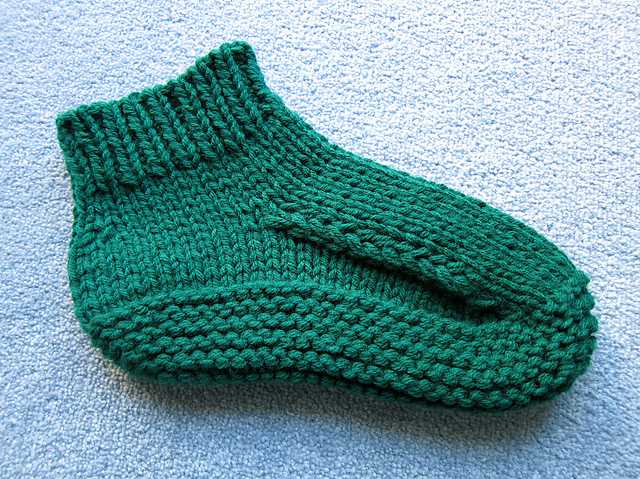 Free knitting pattern for mens slipper socks