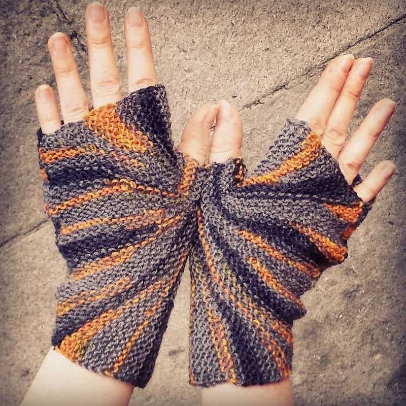 Knitting pattern for wrist warmers with thumb