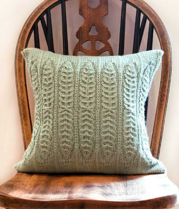 Free knitting patterns for cushions in cable knit