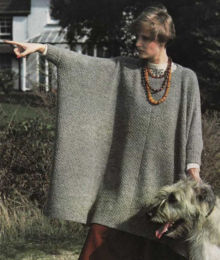 Knitting pattern for a poncho with sleeves