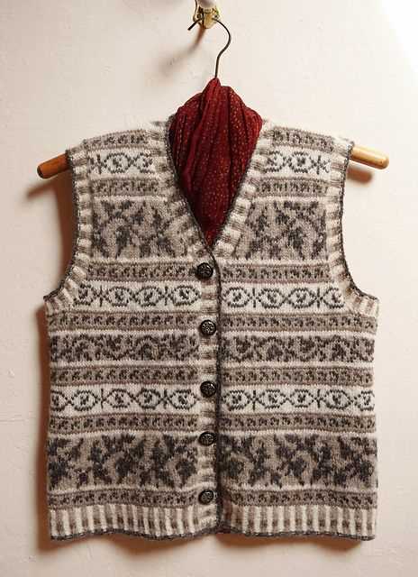 Knit patterns for vests in one piece