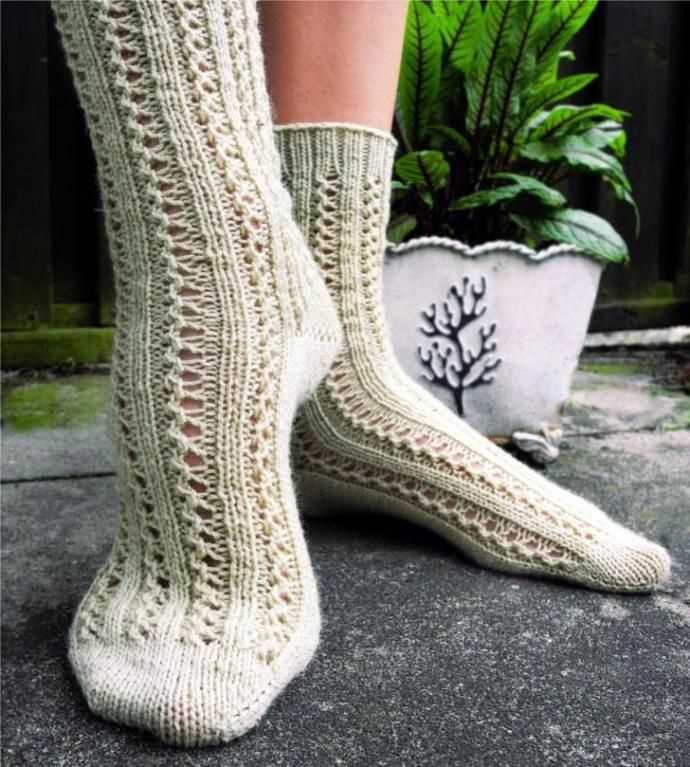 Lace socks knitting pattern