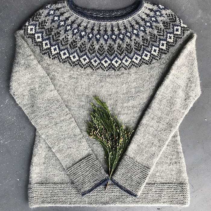 Icelandic knitting using rose patterns