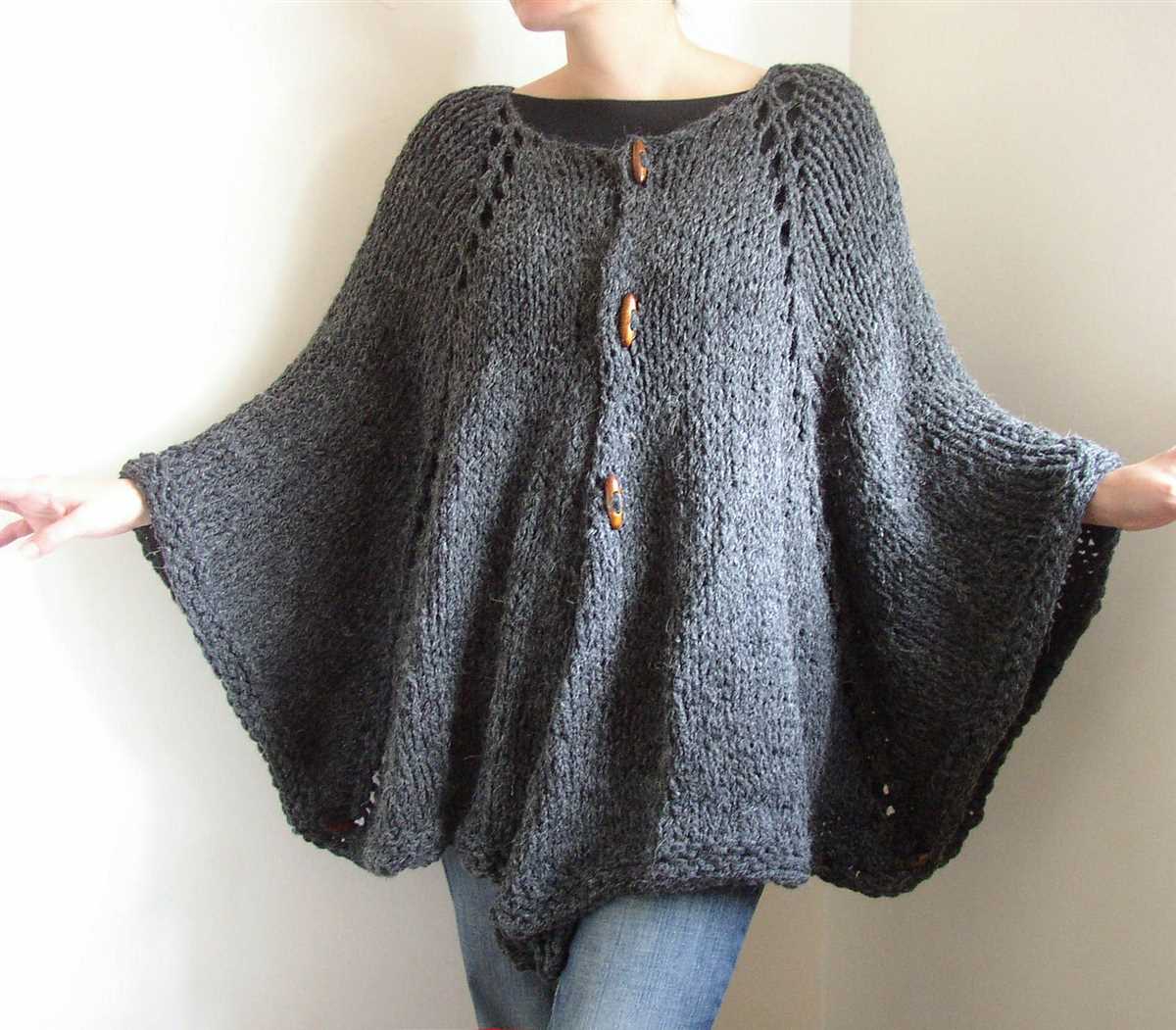 Knitting pattern for a poncho with sleeves