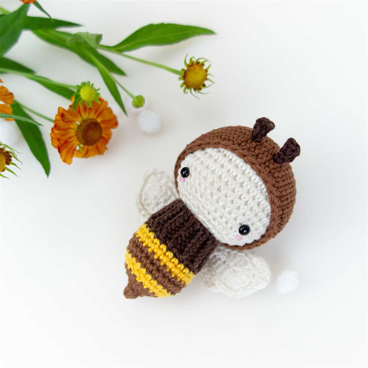 Knitted bee pattern