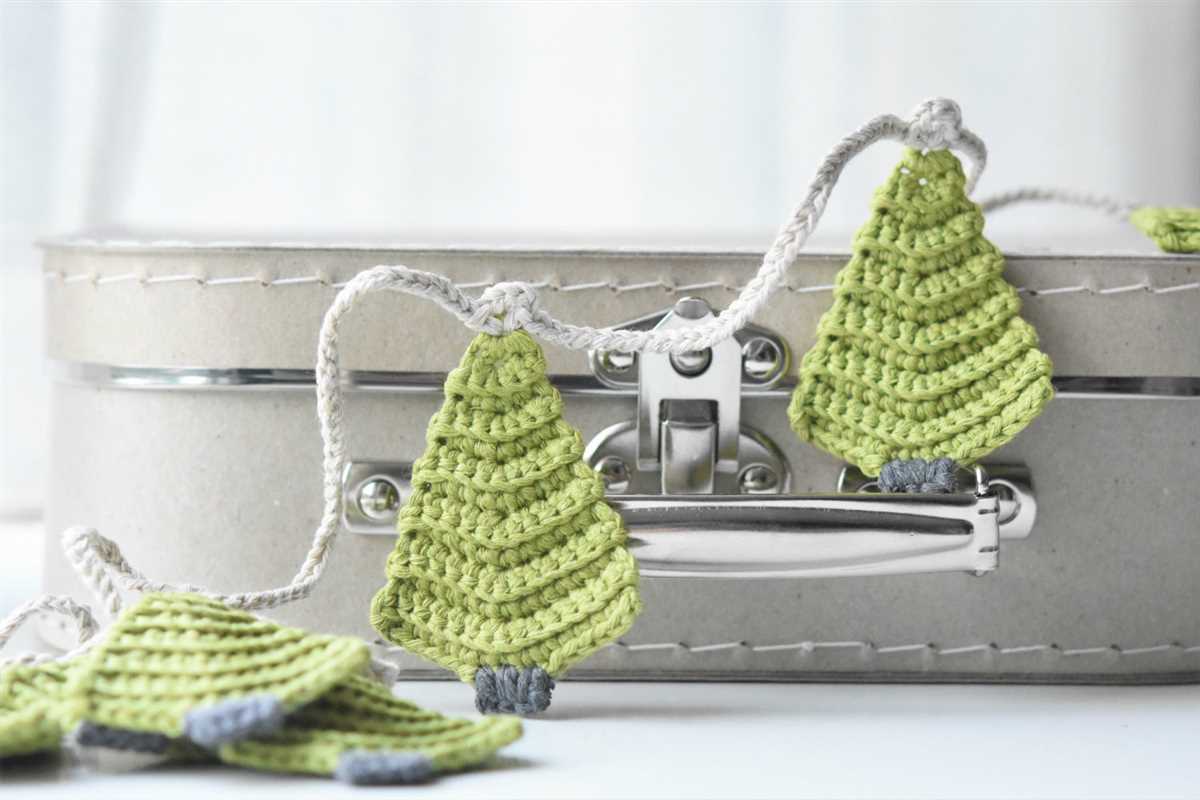 Christmas garland knitting pattern