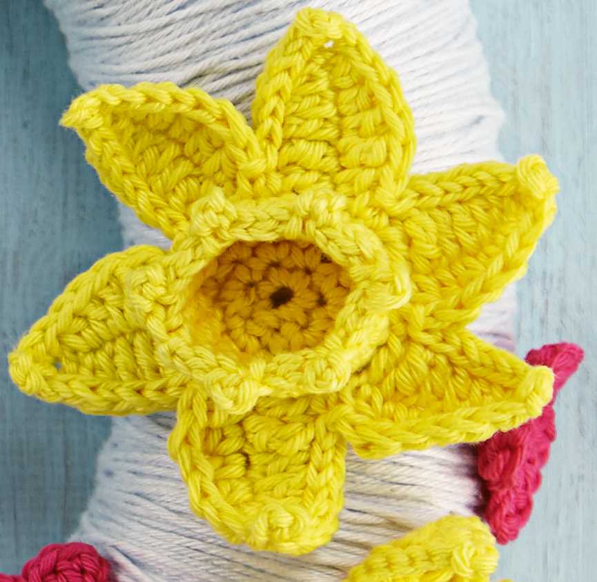 Knit daffodil pattern