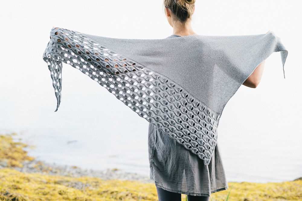 Knit shawl with pockets pattern