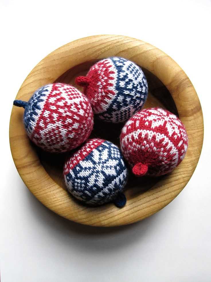 Knitted christmas balls free pattern