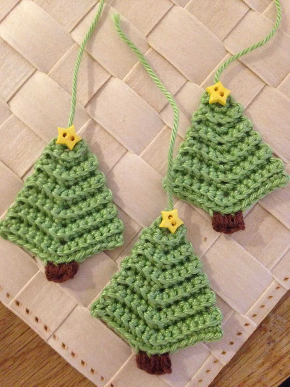 Knitted christmas tree garland pattern