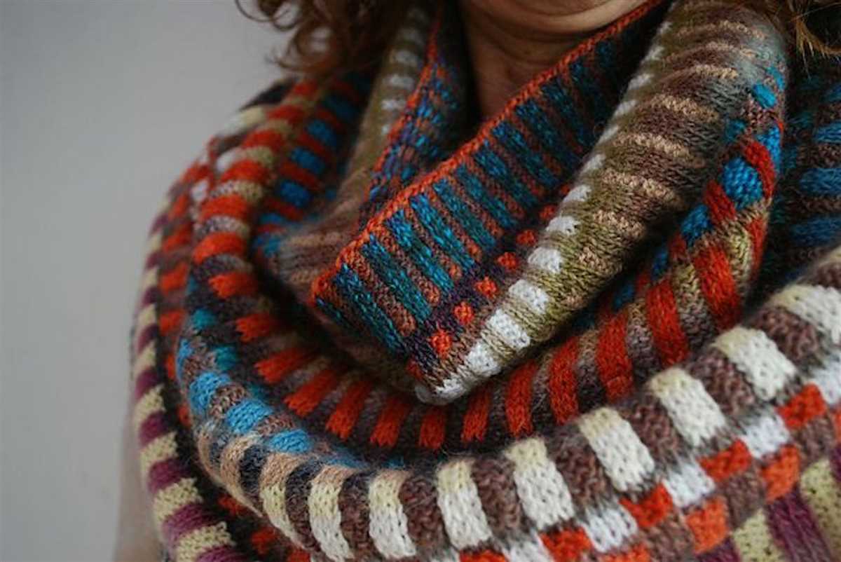 Knitted cowl scarf pattern