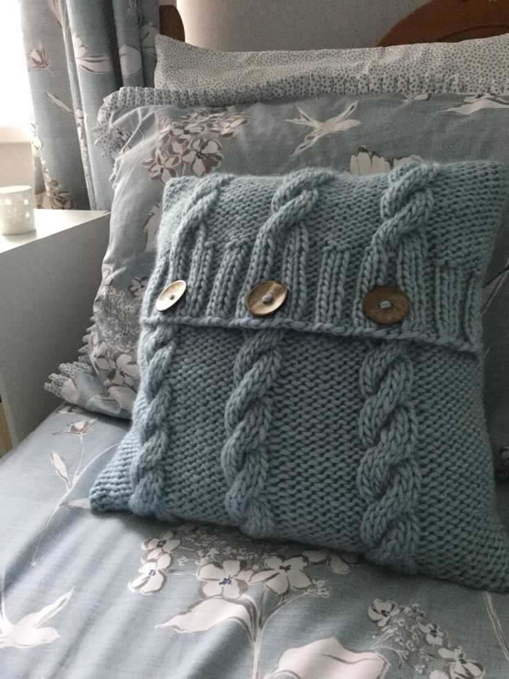 Knitted cushion patterns with buttons