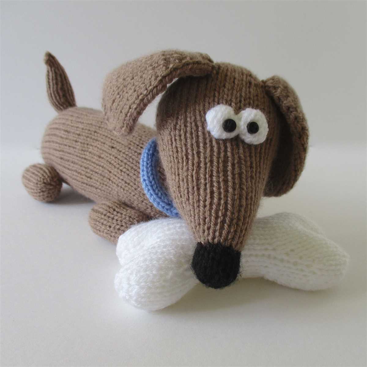 Knitted dog patterns toy